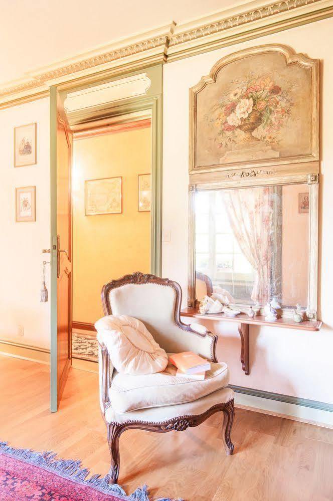 Bed and Breakfast Le Petit Manoir Des Bruyeres Villefargeau Екстер'єр фото